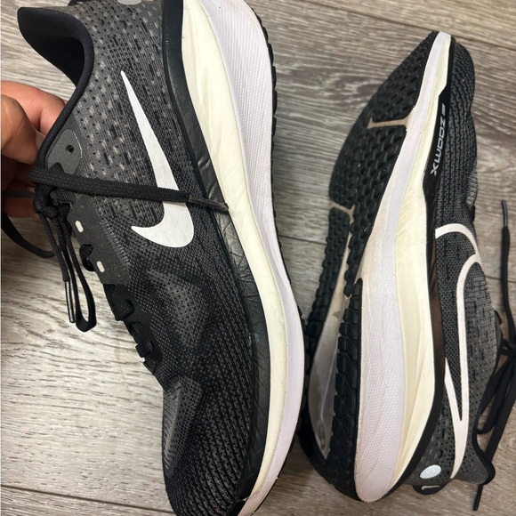 Nike vomero 17 women’s running black and White shoes - Picture 5 of 10